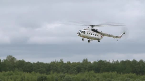 Helicóptero aterriza. Aviación desastre medicina — Vídeo de stock