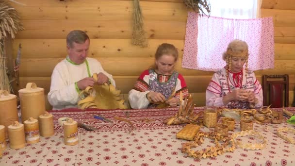 Velikiy Ustyug, Rusland-augustus 2018: berken schors carving. Productie van producten uit berken schors close-up — Stockvideo
