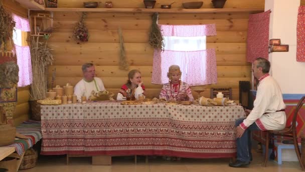 Velikiy Ustyug, Ryssland-augusti 2018: björkbark carving. Produktion av produkter från näver närbild — Stockvideo