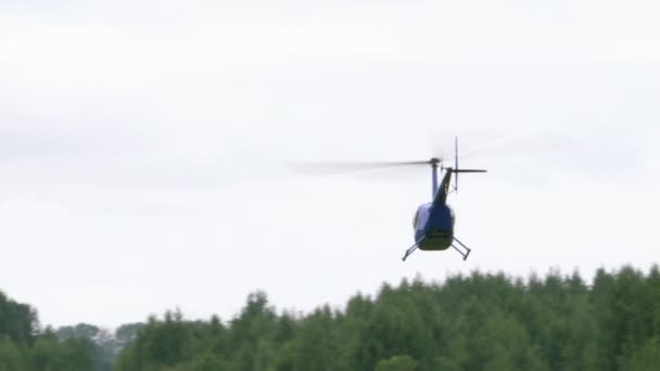 Helicóptero privado despega contra el cielo gris — Vídeos de Stock