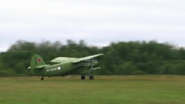 Havaalanındaki an-2 uçağı. Yeşil alanda kalkışa hazırlık.