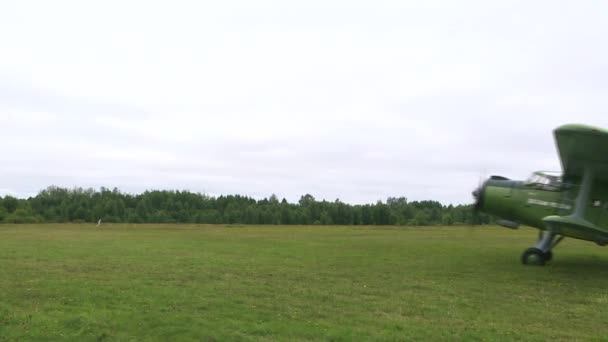 Den an-2 flygplan på flygfältet. Förberedelser för start på ett grönt fält. — Stockvideo