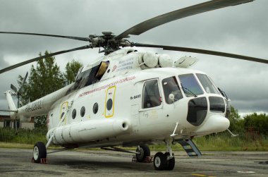 Vologda.Russia-Ağustos 2019: helikopter pistte. Havacılık afet tıbbı.