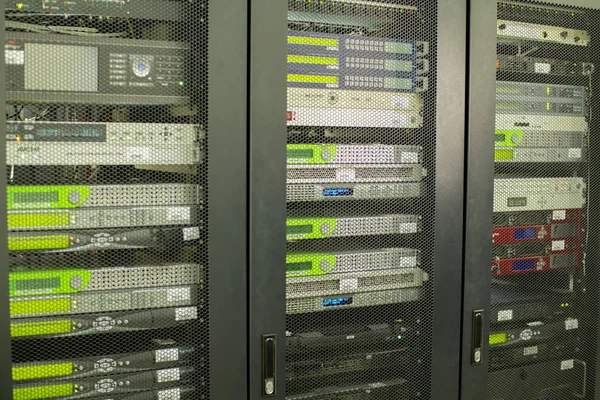 De achterkant van de server. Datacenter. — Stockfoto