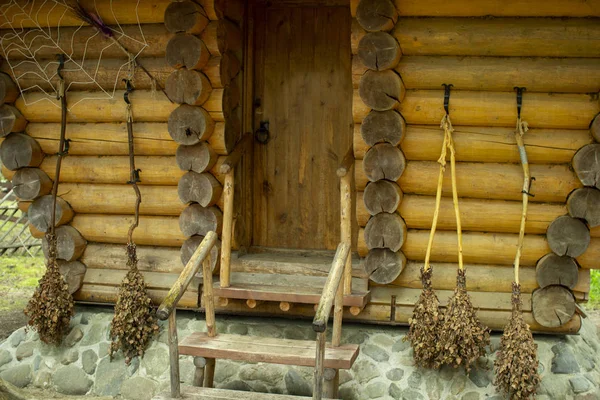 Mały drewniany dom w lesie. — Zdjęcie stockowe