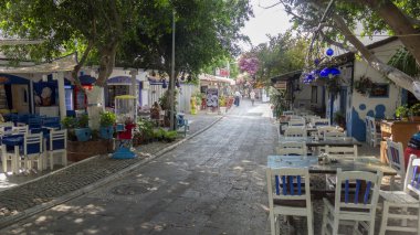 Türkiye, Bodrum-Haziran 2019: Bodrum'da sokak ticareti. Türk sokaklarında hediyelik eşya dükkanları.