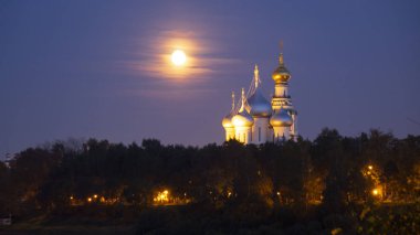 Ayasofya Katedrali ve gece çan kulesi, dolunay karşı