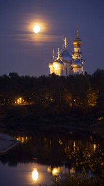 Ayasofya Katedrali ve gece çan kulesi, dolunay karşı
