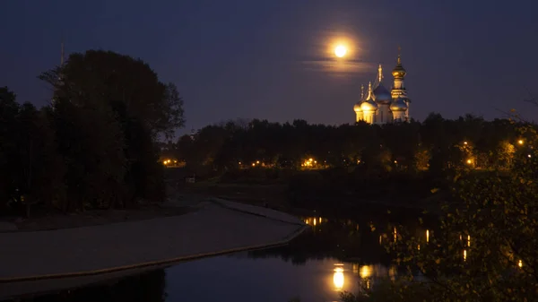 Katedra św Sophia i dzwonnica w nocy, w pełni księżyca — Zdjęcie stockowe