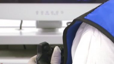 Doktorlar karın cerrahisi gerçekleştirmek için tıbbi aletler ve video kameralar kullanın .