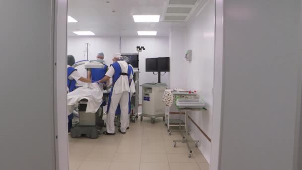 Moskow. Rusia-Agustus 2018: Ahli bedah di klinik operasi. Prestasi modern dalam bidang kedokteran . — Stok Video