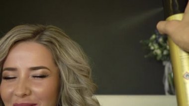 Uzun saçlı genç bir kızın yavaş çekim yakın çekimi. Parlak ve ipeksi saçlar .