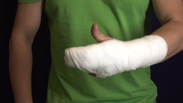 De man met de arm in het gips laat zien dat alles in orde is. . — Stockvideo