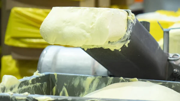 Виробництво масла. Молочні кремові продукти — стокове фото