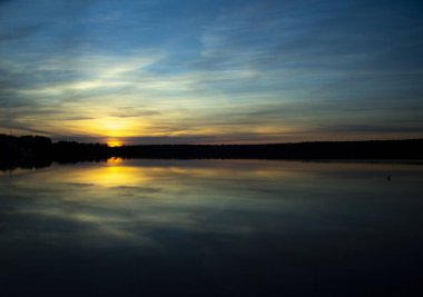 Gölde yansıyan güzel gün batımı. Manzara manzarası