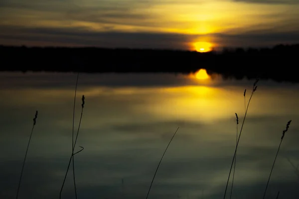 Belo pôr do sol refletido no lago. Paisagem cênica — Fotografia de Stock