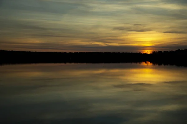 Belo pôr do sol refletido no lago. Paisagem cênica — Fotografia de Stock