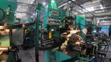 Vologda, Rusya-Mayıs 2019: Endüstriyel otomatikleştirilmiş bir makine ve akıllı bir robot fabrikada rota yaratıyor.