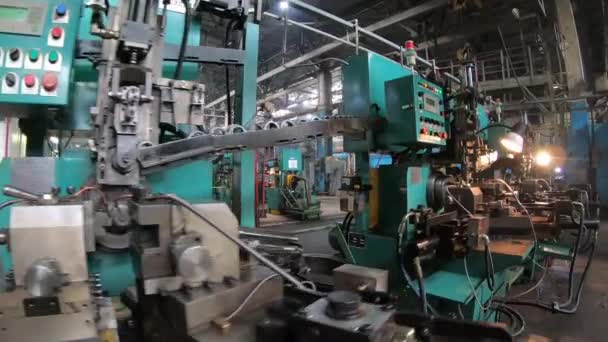 Vologda, Russia-May 2019: En industriautomat och en smart robot skapar lager i fabriken. — Stockvideo