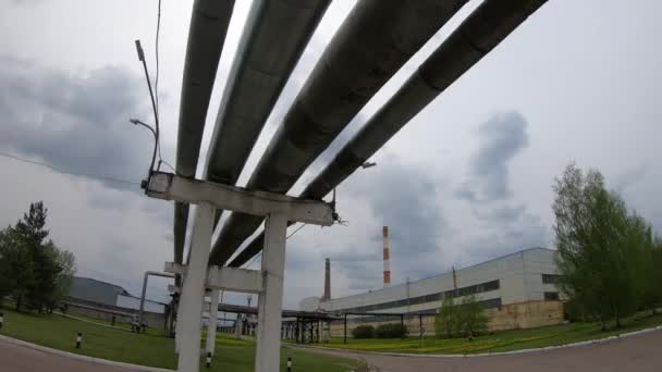 Termik santralin panoraması. Isı kaynağı bir boru hattı aracılığıyla sağlanıyor — Stok video