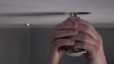 Bir elektrikçi projektör takıyor. Öncü aydınlatma.