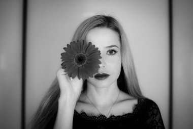 Kırmızı Gerbera çiçekli bir kızın portresi..