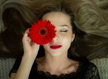 Kırmızı Gerbera çiçekli bir kızın portresi..