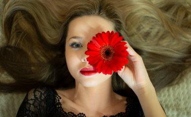 Kırmızı Gerbera çiçekli bir kızın portresi..