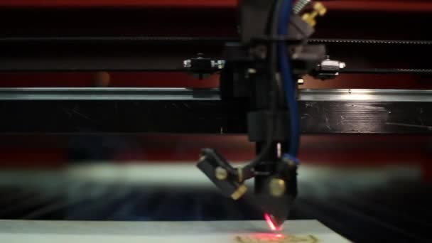 Laserový paprsek 3D tiskáren propaluje výkres na dřevěné desce. — Stock video