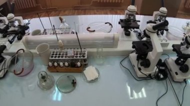 Moleküler laboratuardaki mikroskoplar.