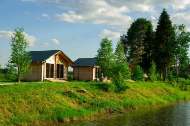 Göl kıyısındaki ahşap evler aile veya arkadaşlarla piknik yapmak için kullanılır..