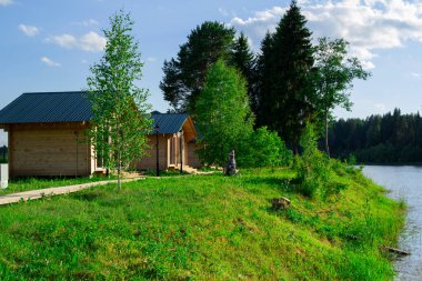 Göl kıyısındaki ahşap evler aile veya arkadaşlarla piknik yapmak için kullanılır..