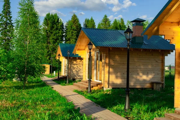 Les maisons en bois situées sur la rive du lac sont utilisées pour des pique-niques en plein air en famille ou entre amis. — Photo