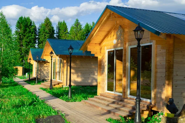 Wooden houses located on the lake shore are used for outdoor picnics with family or friends. — Stock Photo, Image