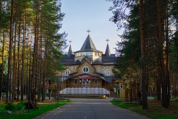 Weliki Ustjug, Russland-Juli 2020: die Residenz des Weihnachtsmannes in Weliki Ustjug im Sommer. Stockfoto