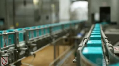 Süt ürünleri fabrikası. Bir kutu süt..