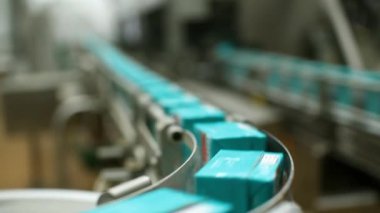 Süt ürünleri fabrikası. Bir kutu süt..