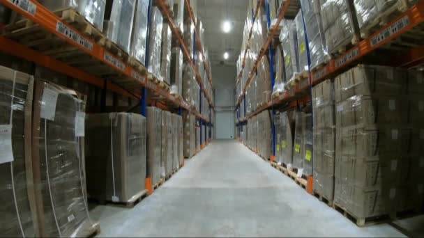 Stapels dozen in een industrieel magazijn. — Stockvideo