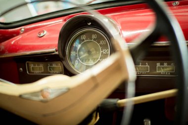 Vologda. Rusya-Temmuz 2020::: Mercedes modeli Rusya 'nın Vologda kentindeki eşsiz bir retro araba sergisinde sergilenmektedir..