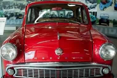 Vologda. Rusya-Temmuz 2020::: Moskvich modeli Vologda 'da benzersiz bir retro araba sergisinde sunuldu,