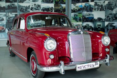 Vologda. Rusya-Temmuz 2020::: Kırmızı Mercedes modeli Rusya 'nın Vologda kentindeki eşsiz bir retro araba sergisinde sunuldu.