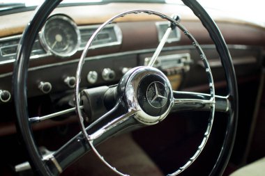 Vologda. Rusya-Temmuz 2020::: Mercedes modeli Rusya 'nın Vologda kentindeki eşsiz bir retro araba sergisinde sergilenmektedir..