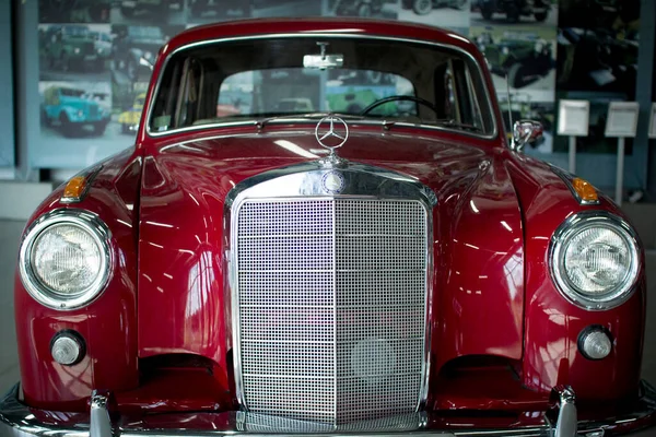 Vologda. Rússia-julho 2020:: modelo Mercedes vermelho é apresentado em uma exposição única de carros retro em Vologda, Rússia. — Fotografia de Stock