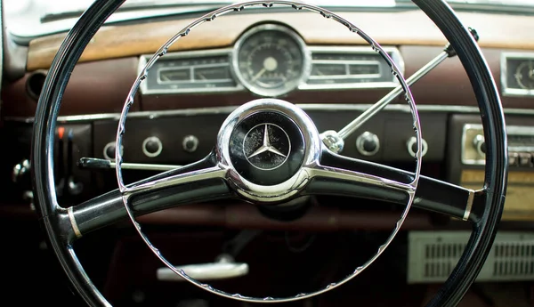 Vologda. Russie-Juillet 2020 : : Le modèle Mercedes est présenté lors d'une exposition unique de voitures rétro à Vologda, Russie. — Photo