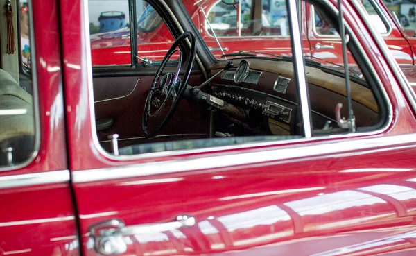 Vologda. Rusya-Temmuz 2020::: Kırmızı Mercedes modeli Rusya 'nın Vologda kentindeki eşsiz bir retro araba sergisinde sunuldu.