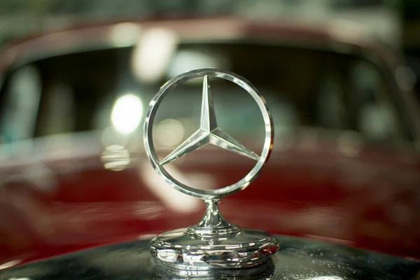 Vologda. Russie-Juillet 2020 : : modèle Mercedes rouge est présenté à une exposition unique de voitures rétro à Vologda, Russie. — Photo