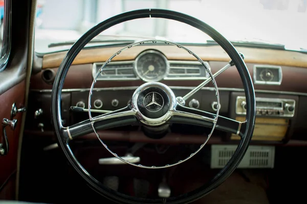Vologda. Russie-Juillet 2020 : : Le modèle Mercedes est présenté lors d'une exposition unique de voitures rétro à Vologda, Russie. — Photo