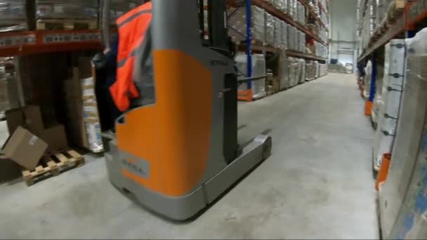 Raktár betöltő. Egy halom doboz egy ipari raktárban. — Stock videók