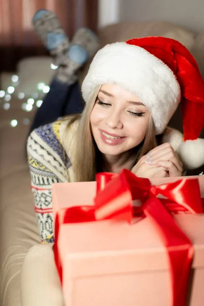 Hermosa rubia en Navidad, con una caja de regalo en sus manos. —  Fotos de Stock