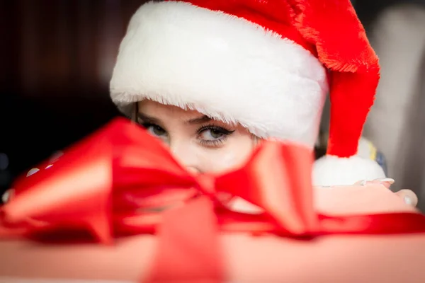 Piękna blondynka na Boże Narodzenie, z pudełkiem prezentów w rękach. — Zdjęcie stockowe